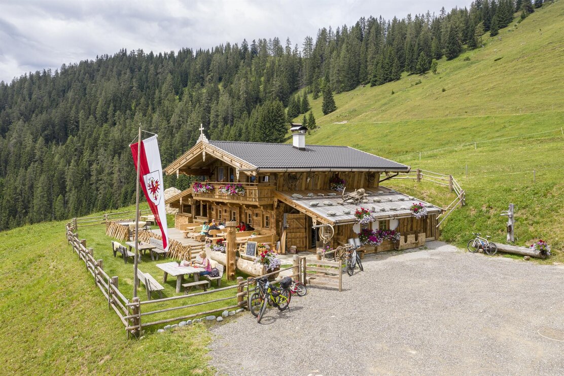 bischofer_alm_ausschank_sommer_2019.jpg | © Alopbachtal Tourismus