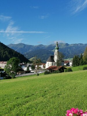 Blick auf Oberau mit Kirche Sommer FG T.L. Rechte Wildschönau Tourismus.jpg