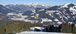 Bergsee mit Skulpturen