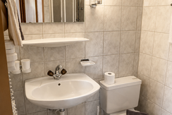 Aparthotel Iris - Doppelzimmer Talblick Bad 1