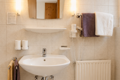 Aparthotel Iris - Doppelzimmer Bergblick Bad 1