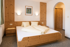 Aparthotel Iris - Doppelzimmer Panorama Bett 1