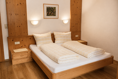 Aparthotel Iris - Doppelzimmer Waldluft Bett 1