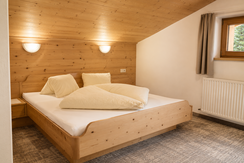 Aparthotel Iris - Doppelzimmer Waldluft Bett 2