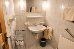 Aparthotel Iris - Familienzimmer Waldblick Bad 1