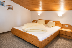Aparthotel Iris - Familienzimmer Panorama Bett
