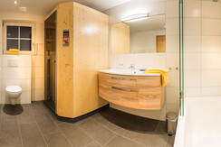 Badezimmer mit Infrarot-Wellnesskabine