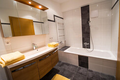 Vicky Apartment, geräumiges Badezimmer mit Badewan