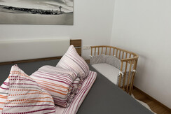 Schlafzimmer mit Beistellbett für die Kleinsten