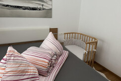 Schlafzimmer mit Beistellbett für die Kleinsten (G
