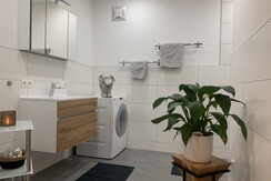 Badezimmer mit Waschmaschine (Groß)