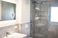 grosses-Auszeit-Apartment_Bad_hell