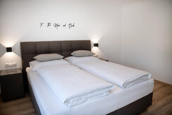 grosses-Auszeit-Apartment_Zimmer_tothemoonandback_