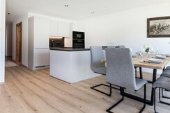 grosses-Auszeit-Apartment_Wohnbereich_Kueche_Gang