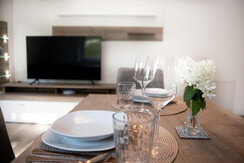 kleines-Auszeit-Apartment_Wohnbereich_TV_Blumen