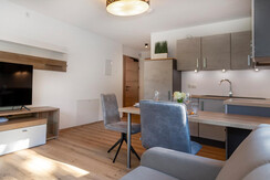 kleines-Auszeit-Apartment_Wohnbereich_TV_Sideboard