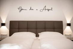 kleines-Auszeit-Apartment_Zimmer_Schrift