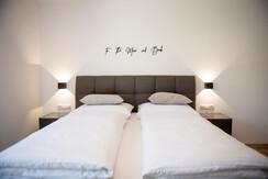 grosses_Auszeit_Apartment_Schlafzimmer_tothemoonan