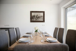 grosses-Auszeit-Apartment_Tischlein-deck-dich_Eich