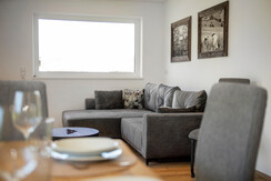 grosses-Auszeit-Apartment_Couch_Eichentisch2