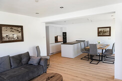 grosses-Auszeit-Apartment_Wohnbereich_Kueche_pured