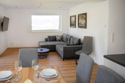 grosses-Auszeit-Apartment_Couch_Eichentisch