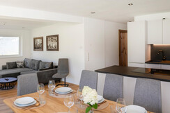 grosses-Auszeit-Apartment_Wohnbereich_Kueche_pured