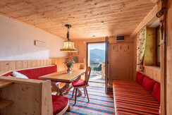 Huette_Zasten_06_2024_Wohnraum_1