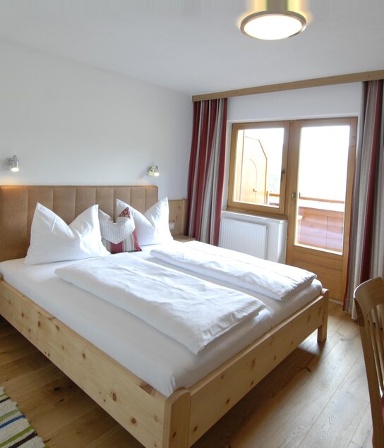 Schlafzimmer mit Zirbenholz