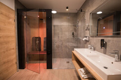 Badezimmer mit Infrarotkabine
