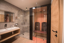 Badezimmer mit Infrarotkabine