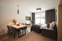 Wohnzimmer mit Ausziehcouch 