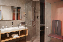 Badezimmer mit Infrarotkabine