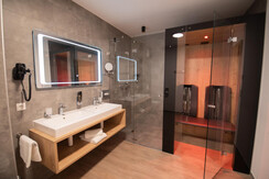 Badezimmer mit Infrarotkabine