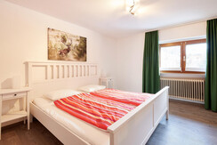 schlafzimmer-erster-stock-1-web