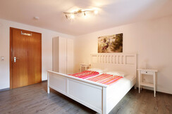 schlafzimmer-erster-stock-web