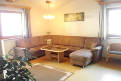 Wohnzimmer mit Balkon