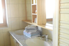 Badezimmer mit Doppelwaschbecken