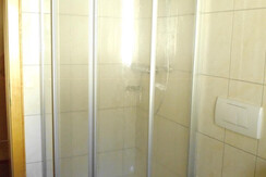 Badezimmer mit Dusche