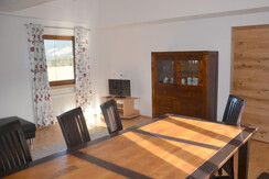 wohnzimmer-mit-gr-tisch