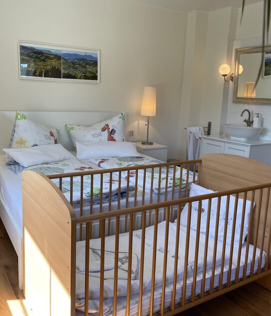 Schlafzimmer mit Kinderbett