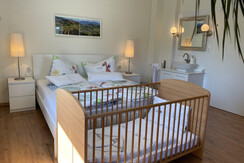 Schlafzimmer 2 mit Kinderbett