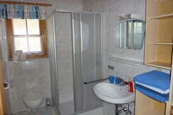Bad mit Dusche und WC