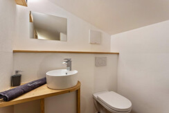 Toilette mit Waschtisch