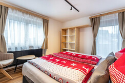 Schlafzimmer mit Badezimmer