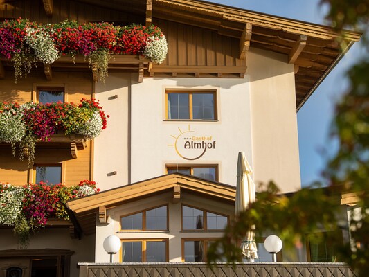 Almhof Außenansicht (1)