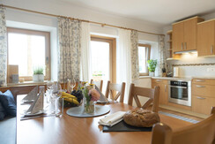 Küche mit Ecktisch "Sonnberg" und Balkon