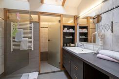 Badezimmer mit Dusche und WC