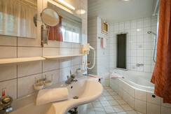 Badezimmer mit Eckbadewanne