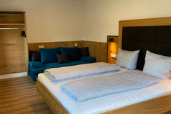 Schlafzimmer mit Doppelbett und Ausziehcouch